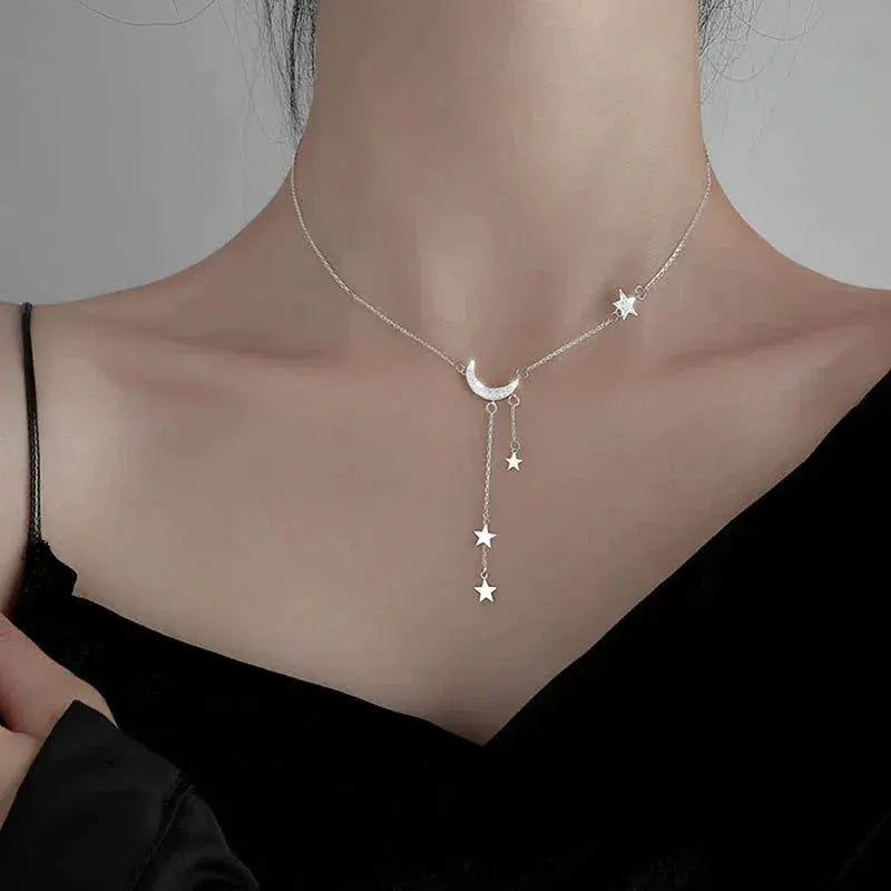 Elegancka srebrna naszyjnik z księżycem i gwiazdami
