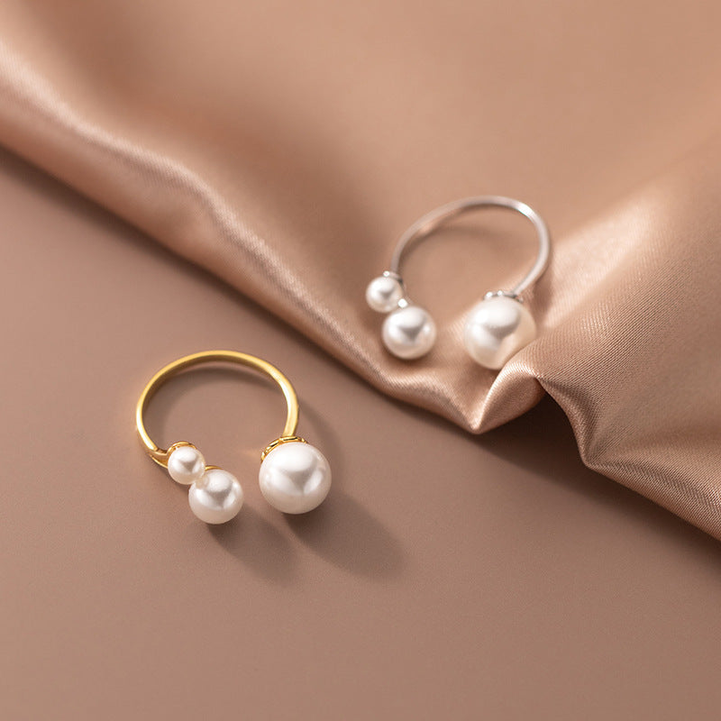 Elegancki Pierścień z Trio Perłami