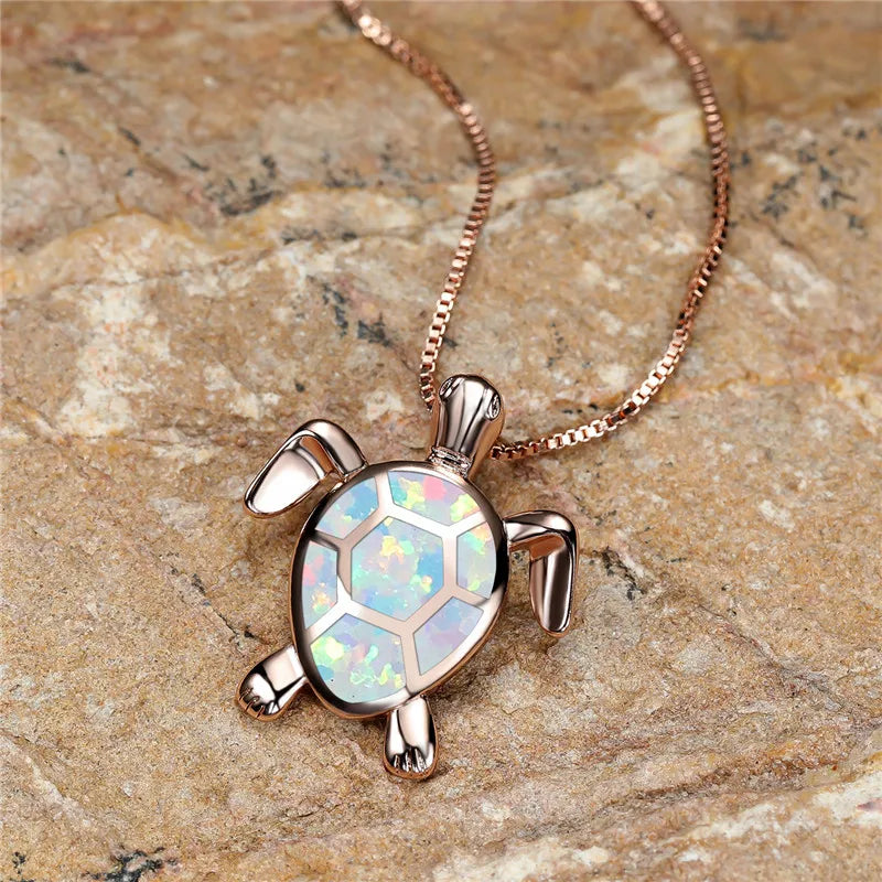 Wisiorek z żółtego złota z zielonym opalem ognistym w kształcie żółwia