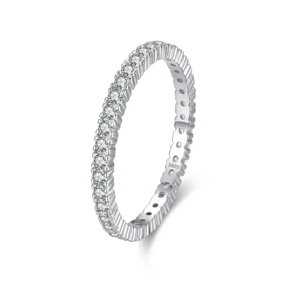 Minimalistyczny Luminous Eternity Ring