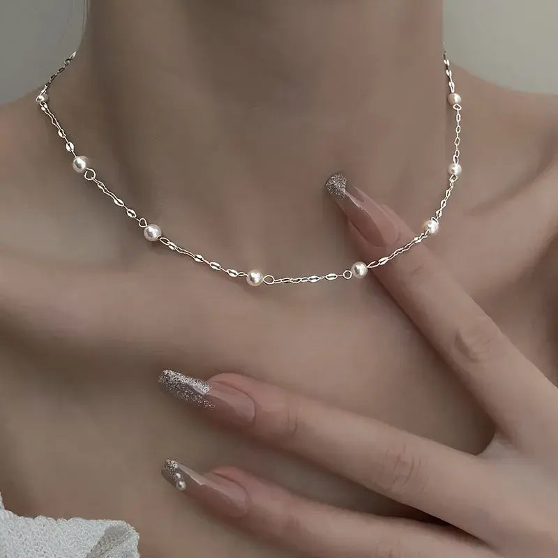 Elegancka naszyjnik z lśniącymi perłami