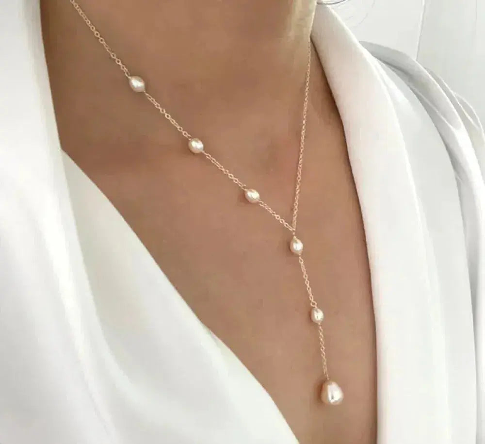 Elegancka vintage naszyjnik z zawieszką i perłami